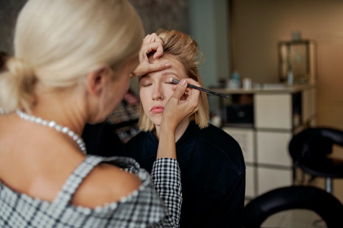 Top 5 expert tips for applying eyeshadow