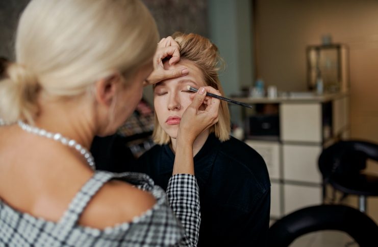 Top 5 expert tips for applying eyeshadow